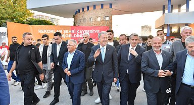Başkan Büyükkılıç, kitap fuarında Akar'ın söyleşisine katıldı