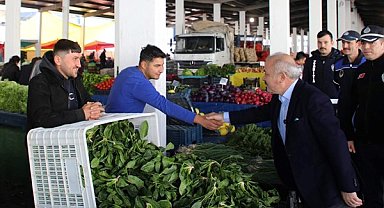 Başkan Esen, Çarşamba Pazarı’nda esnaf ve vatandaş ile buluştu