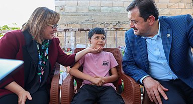 Başkan Şahin, doğuştan kulak yokluğu bulunan Sabri'yi ziyaret etti