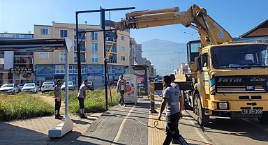 Bursa’da yönetmeliğe uymayan tabela, afiş ve totemler kaldırıldı