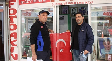 Dinar Belediyesi’nden İlçe Esnafına Cumhuriyet Bayramı İçin Bayrak Hediyesi