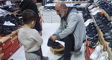 Diyarbakır Fatih Mahallesi Muhtarı Demir, çocuklara kışlık ayakkabı yardımı yaptı