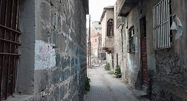 Diyarbakır’ın Sur ilçesindeki metruk binalar halkı tedirgin ediyor