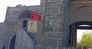 Diyarbakır surlarına uyarı levhalarına rağmen tırmanış sürüyor