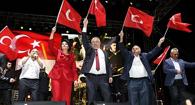 Edremit'te vatandaşlar 29 Ekim'i kutladı