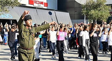 Esenyurt’ta 400 kişiden oluşan dev dans ekibi zeybek oynadı