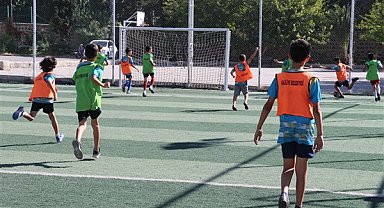 Haliliye Futbol Okulu'nda çocuklar antrenmanlar ile deneyim kazanıyor