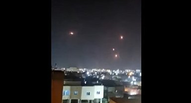 İran, Salı akşamı İsrail'e bir dizi füze ateşledi