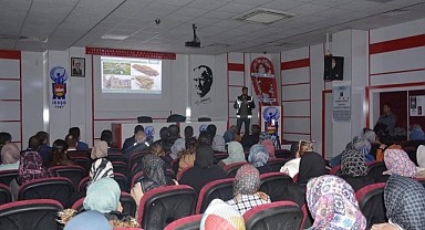 İscehisar’da “En İyi Narkotik Polisi Anne” Projesi Anlatıldı: Annelere Uyuşturucu ile Mücadele Eğitimi