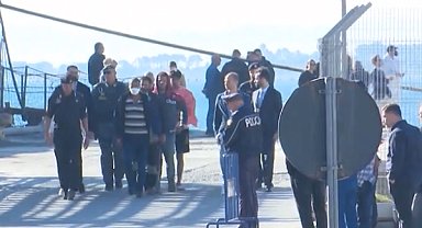İtalyan donanması ilk 16 göçmeni Arnavutluk'a gönderdi
