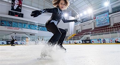 İzmir Büyükşehir Belediyesi Buz Sporları Salonu kapılarını açıyor