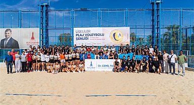İzmir'de Liseliler Plaj Voleybolu Şenliği başladı