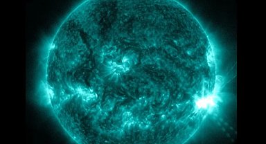 NASA: Güneş, güçlü bir patlama yaydı