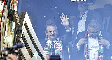 Özel, Diyarbakır'da işçiler ve vatandaşlarla bir araya geldi