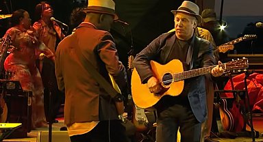 Paul Simon, işitme kaybına rağmen canlı performanslara geri dönmeyi umuyor