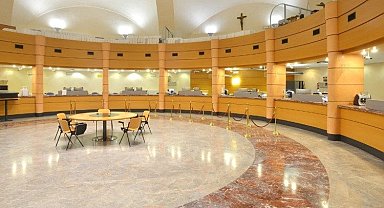 Vatikan bankası, personel evlilik yasağını ihlal eden çifti kovdu