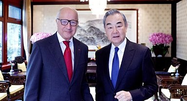 Wang Yi, Fransa Anayasa Konseyi Başkanı Fabius'la görüştü
