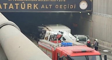 Afyonkarahisar’da Alt Geçitte Korkutan Kaza: Nakliye Kamyonu Devrildi