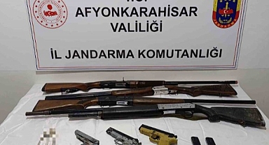 Afyonkarahisar’da Kaçak Elektronik Sigara, Uyuşturucu ve Silah Operasyonu