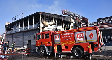 Afyonkarahisar’da Oto Yedek Parçası Satan İş Yerinde Yangın Çıktı: Büyük Maddi Hasar Meydana Geldi