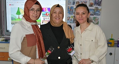 Başkan Kılınçarslan’dan Eğitim Neferlerine Karanfil Hediyesi