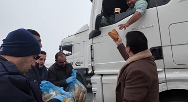 Bolvadin Belediyesi, Yoğun Siste Yolda Mahsur Kalan Vatandaşlara Çorba İkram Etti