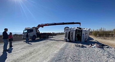  Emirdağ’da Lastiği Patlayan Tır Devrildi: Sürücü Yaralandı