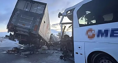 Emirdağ’da Tır, Otobüs ve Otomobil Çarpıştı: 30 Yaralı