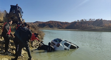 Gölete Düşen Araç İtfaiye ve Arama Kurtarma Ekiplerince Kurtarıldı