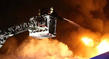 Plastik Fabrikasında Yangın: Söndürme Çalışmaları Devam Ediyor