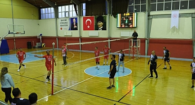 Sandıklı Belediyesi'nde Birimler Arası Geleneksel Voleybol Turnuvası Başladı