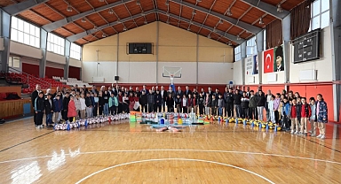 Sandıklı’da Okullara Spor Malzemeleri Dağıtıldı