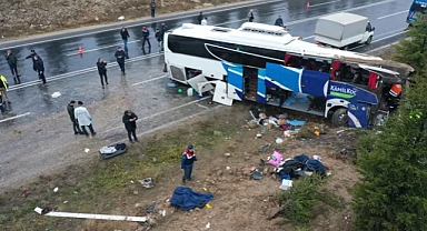 Yolcu otobüsü devrildi ölü ve yaralılar var