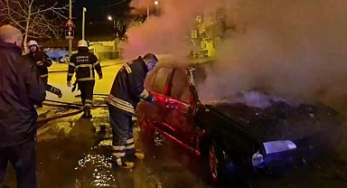 Alev Alan Otomobil Dört Kişiye Mezar Oldu