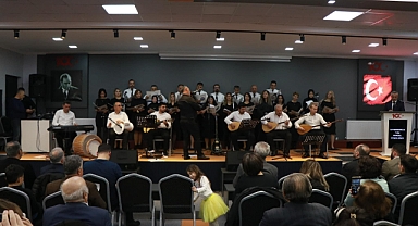 Dinar Halkı Türkülerle Coştu: Türk Halk Müziği Korosu Sahnedeydi