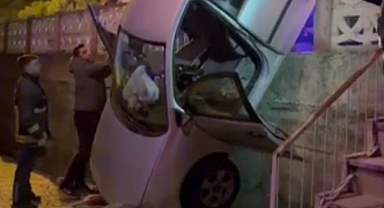 Kontrolden çıkan otomobil bahçeye düştü