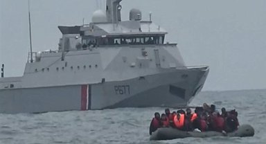 Manş Denizi'ni geçmeye çaışan 100'den fazla göçmen kurtarıldı