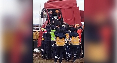 Son Dakika :Afyonkarahisar'da İki Tır Kafa Kafaya Çarpıştı