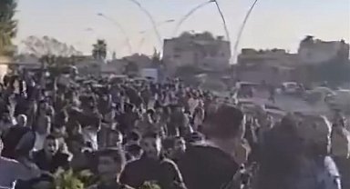 Suriye'de dört şehirde sokağa çıkma yasağı uygulanırken binlerce kişi sokaklara çıktı
