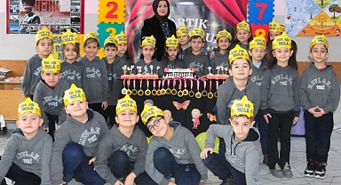 Afyonkarahisar’da Minik Öğrenciler Okuma Başarısını Kutladı