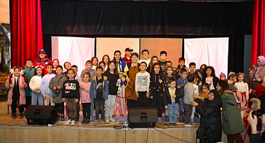 Pinokyo Gönüllü Oluyor: Sandıklı'daki Çocuk Tiyatrosu Yoğun İlgiyle Sahnelendi