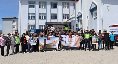 Afyonkarahisar’da Jandarmadan Öğrencilere Emniyet Kemeri ve Trafik Güvenliği Eğitimi