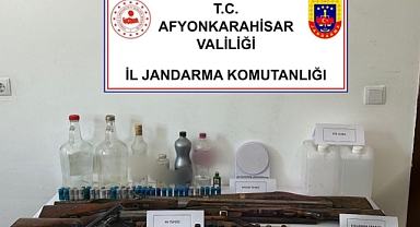 Afyonkarahisar’da Kaçak Alkol ve Silah Operasyonu