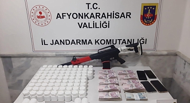 Jandarmadan Uyuşturucu Tacirlerine Darbe: 5 Binden Fazla Hap ve Yüklü Miktarda Para Yakalandı