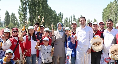 “Geleceğe İz Bırak” Etkinliğiyle Gençler Tarlada Buluştu