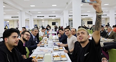 AKÜ’de Anlamlı İftar: Vali Aktaş Öğrencilerle Aynı Masada