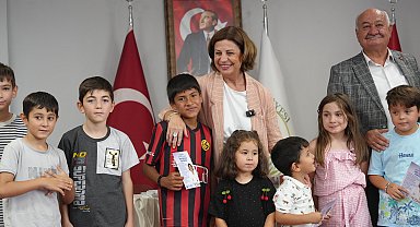 Başkan Ünlüce, kırtasiye setlerini öğrencilere bizzat teslim etti