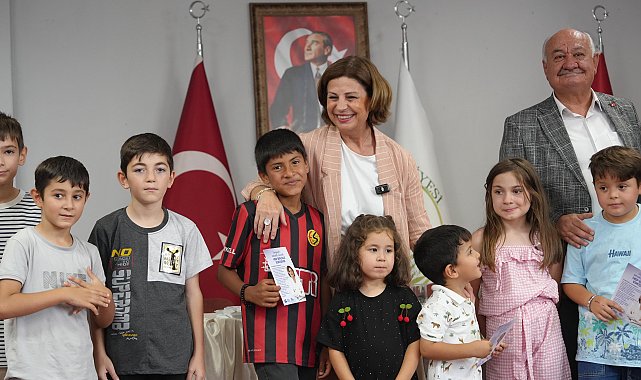 Başkan Ünlüce, kırtasiye setlerini öğrencilere bizzat teslim etti