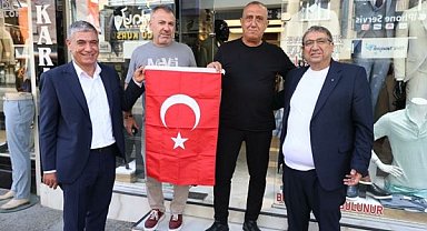 Buca’da 30 Ağustos öncesi esnafa bayrak dağıtıldı