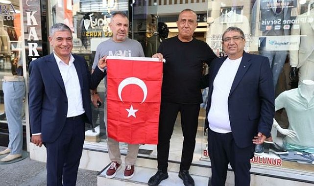 Buca’da 30 Ağustos öncesi esnafa bayrak dağıtıldı